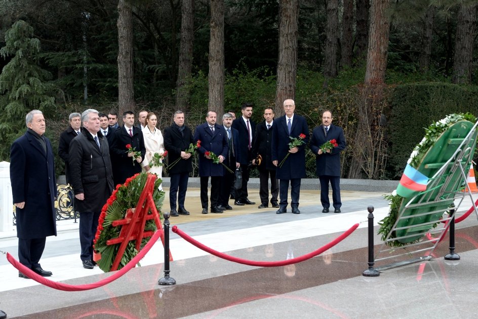 Хулуси Акар посетил могилу великого лидера Гейдара Алиева, Аллею шехидов и мемориал "Турецкое шехидство" (ФОТО)