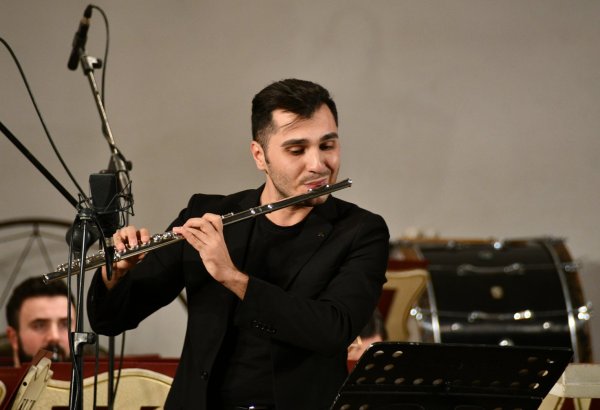 Волшебные звуки флейты в Баку (ФОТО)