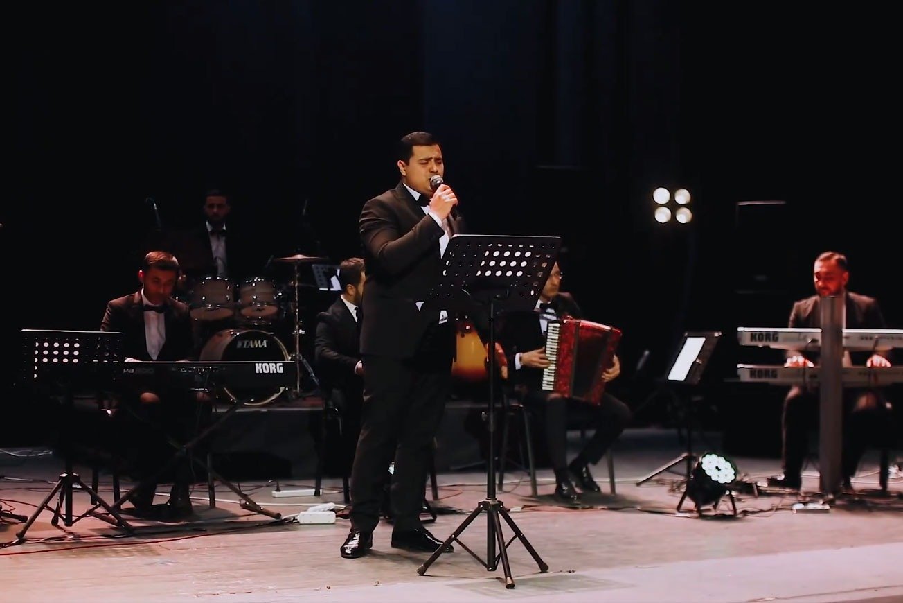 Маэстро эстрады Мубариз Тагиев отметил день рождения первым соло-концертом в Гяндже (ФОТО)