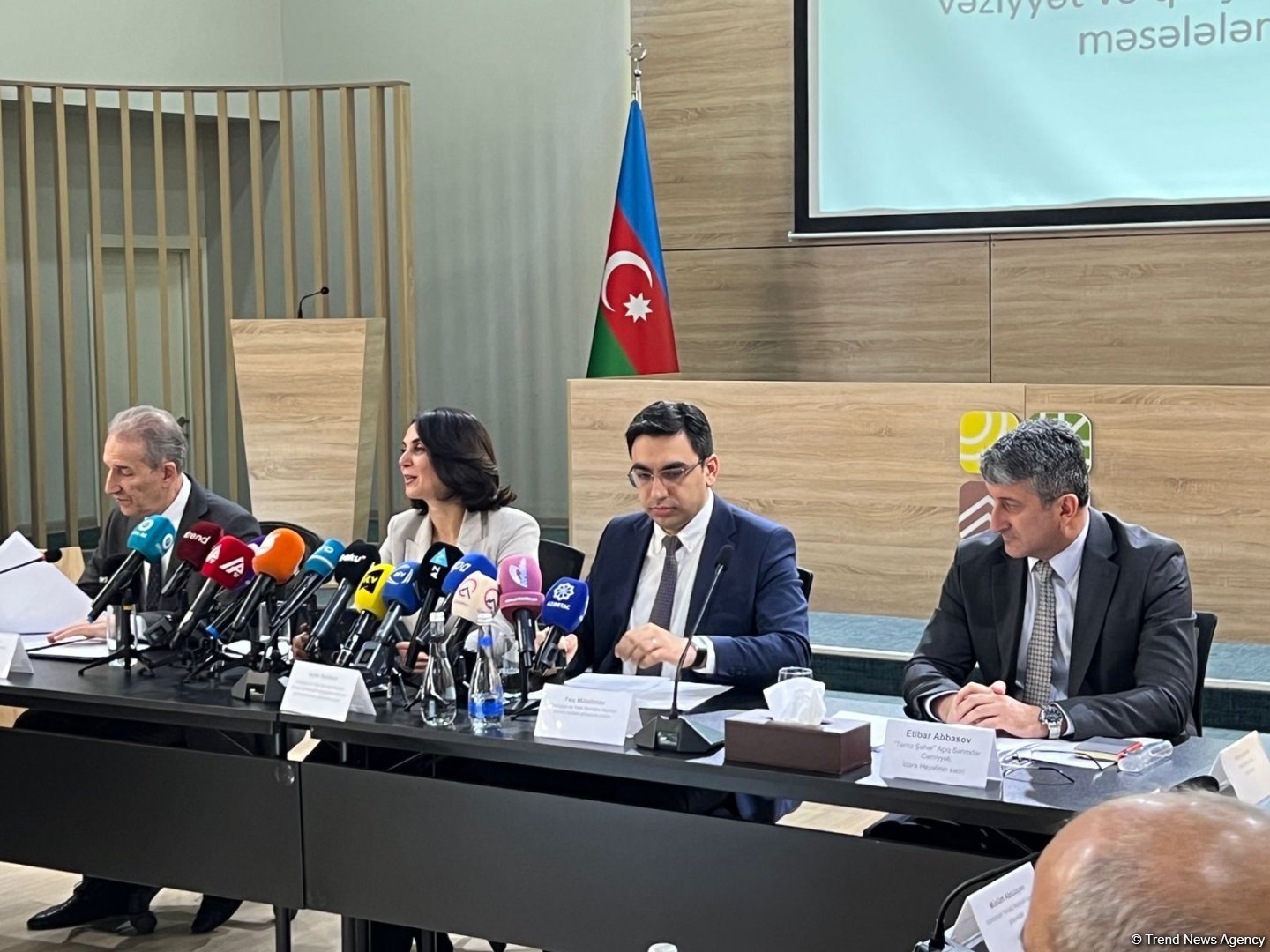 Возникла необходимость своевременного принятия превентивных мер в отношении старых автомобилей - минэкологии Азербайджана