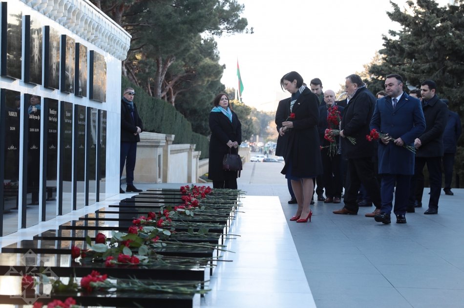 Председатель Палаты депутатов чешского парламента посетила Аллею почетного захоронения и Аллею шехидов в Баку (ФОТО)