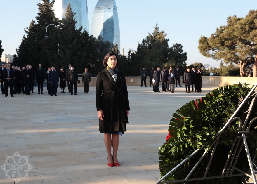 Председатель Палаты депутатов чешского парламента посетила Аллею почетного захоронения и Аллею шехидов в Баку (ФОТО)