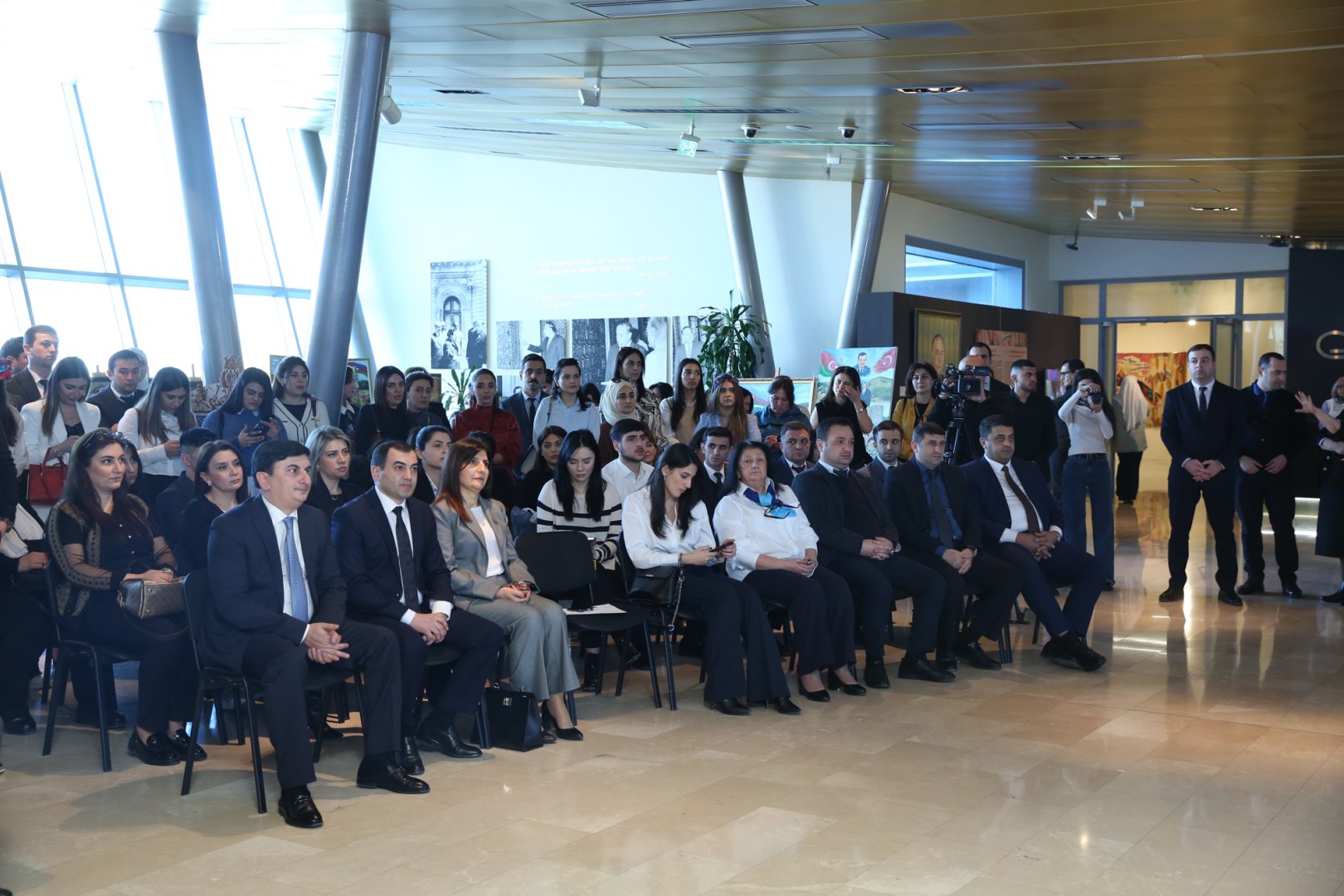 В Баку прошла выставка работ талантливых представителей молодежи с ограниченными возможностями здоровья (ФОТО)