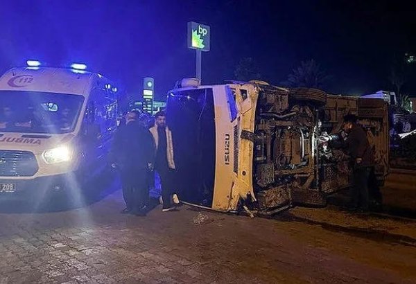 Türkiyədə mikroavtobus aşıb, 11 nəfər yaralanıb