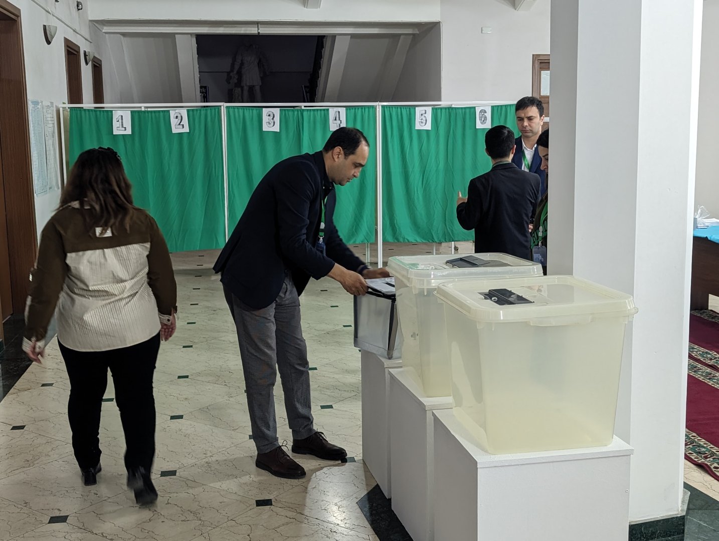 На избирательном участке номер 8 в Наримановском районе начали проводить инструктаж для наблюдателей (ФОТО)