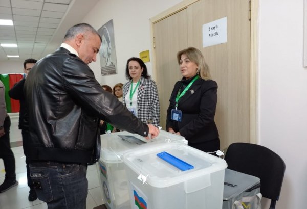 Гурбан Гурбанов проголосовал на президентских выборах в Азербайджане (ФОТО)
