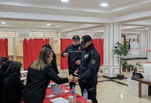 Police officers actively vote in extraordinary presidential election in Azerbaijan (PHOTO)