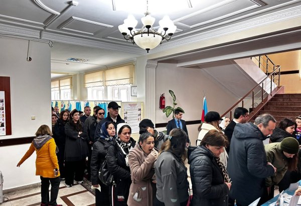 Extraordinary presidential election in Azerbaijan: voters rush to polling stations (PHOTO)
