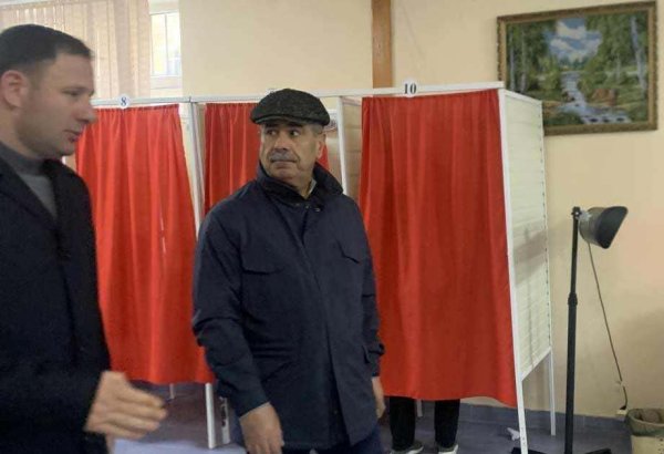 Министр обороны Азербайджана проголосовал на президентских выборах (ФОТО)