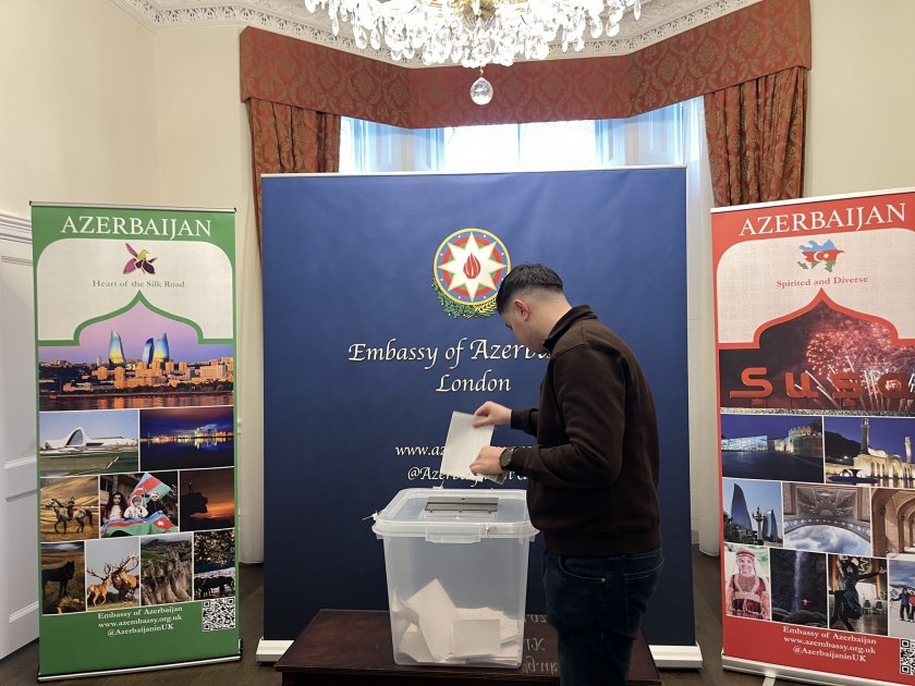 Azerbaijani embassy in UK continues voting process (PHOTO)