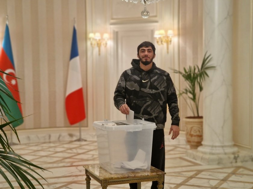 Members of Azerbaijani judo team vote in Paris (PHOTO)