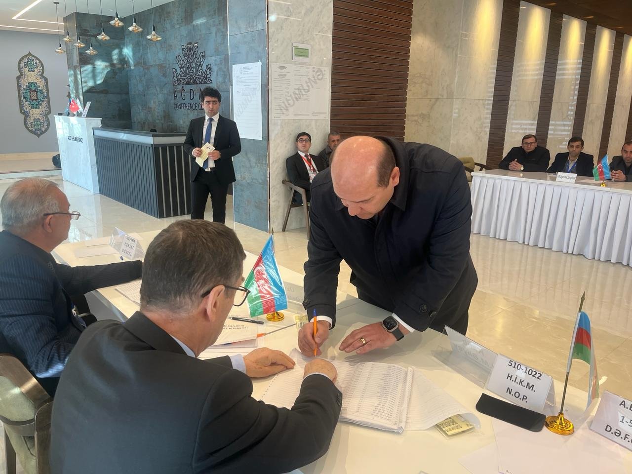 Специальный представитель Президента Азербайджана Эмин Гусейнов проголосовал на  президентских выборах (ФОТО)