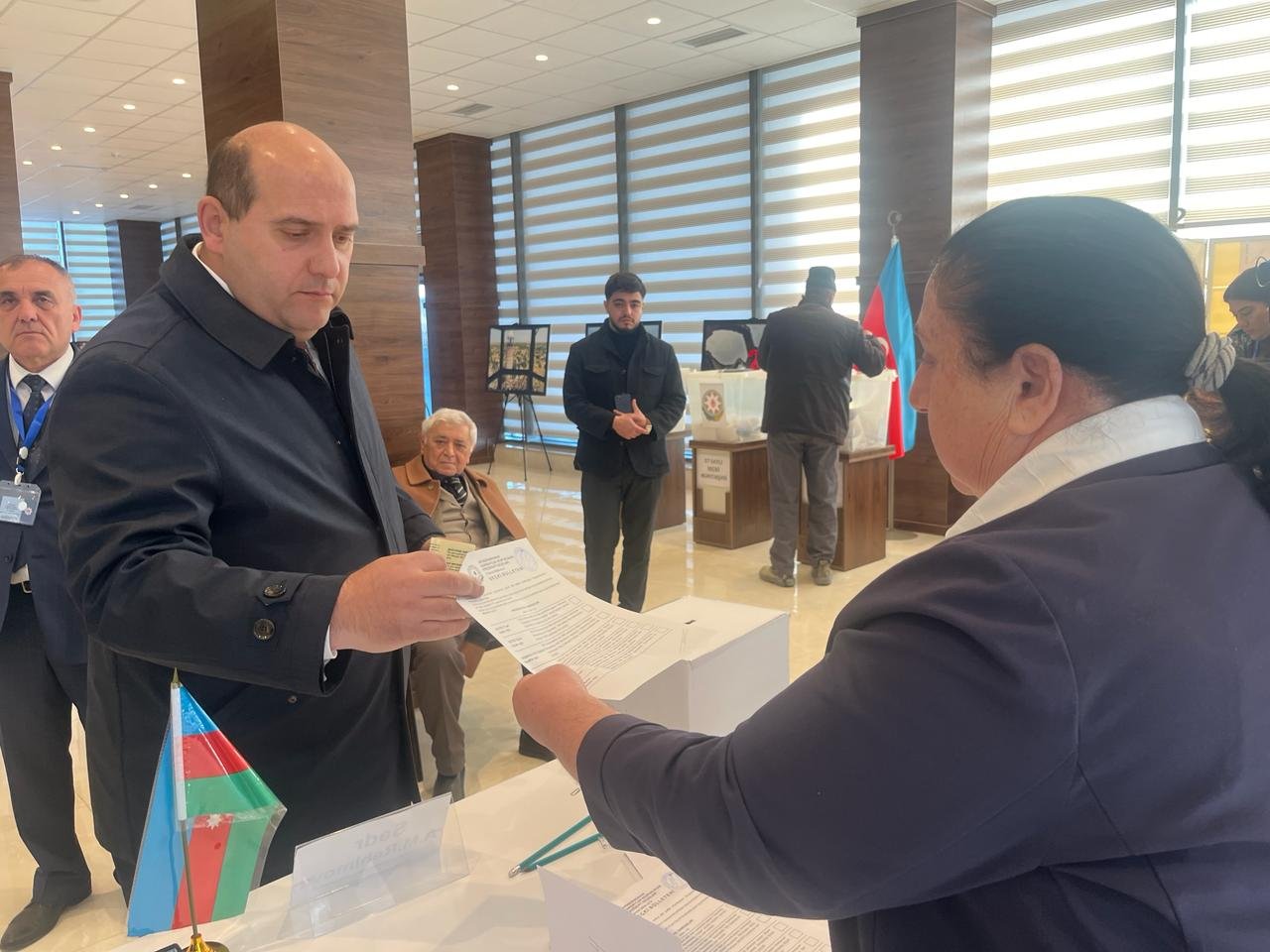 Специальный представитель Президента Азербайджана Эмин Гусейнов проголосовал на  президентских выборах (ФОТО)