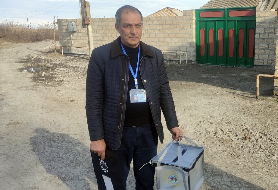 One of oldest voters in Azerbaijan polls in presidential election (PHOTO)