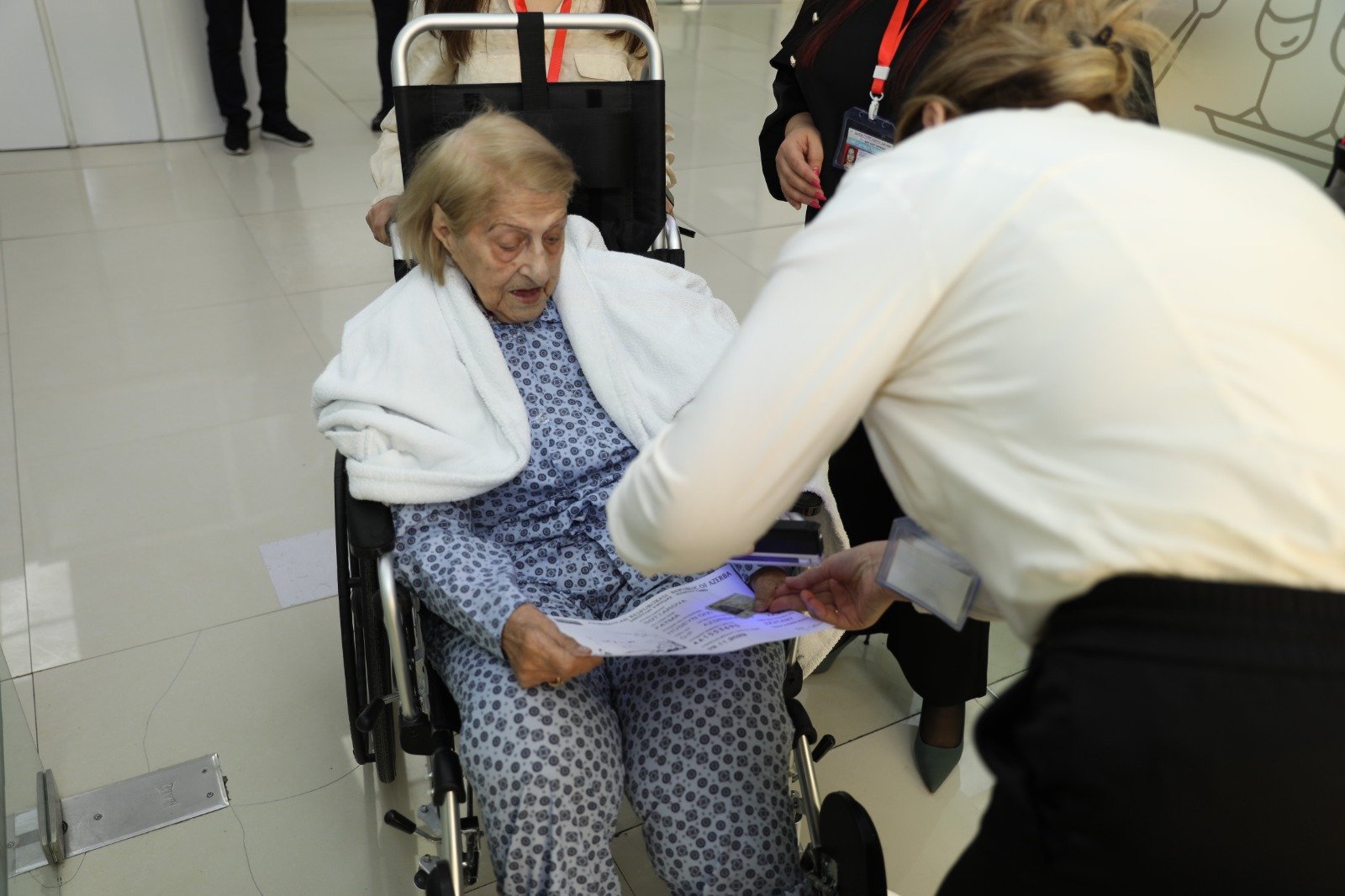 Oldest female elector votes in Azerbaijan's presidential election (PHOTO)