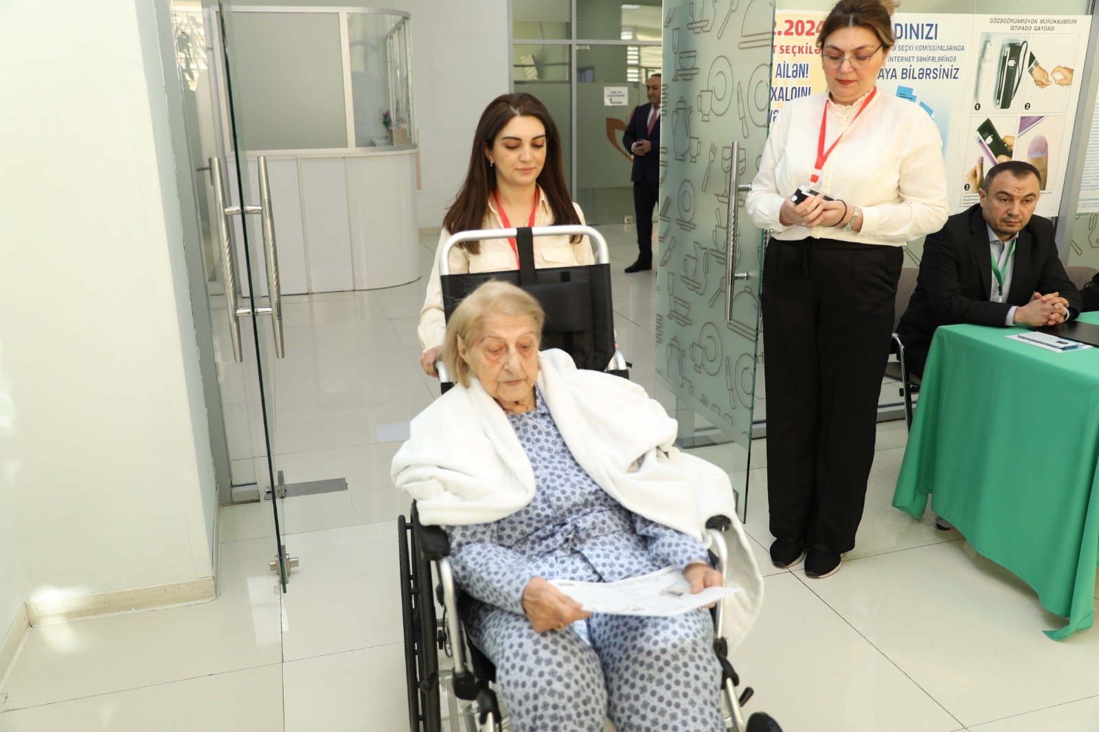 Oldest female elector votes in Azerbaijan's presidential election (PHOTO)