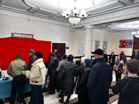 Внеочередные президентские выборы в Азербайджане: наплыв избирателей на участках (ФОТО)