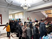 Внеочередные президентские выборы в Азербайджане: наплыв избирателей на участках (ФОТО)