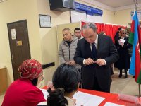 Генпрокурор Азербайджана проголосовал на президентских выборах (ФОТО)