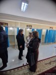 Председатель Госкомитета Азербайджана по проблемам семьи, женщин и детей проголосовала на президентских выборах (ФОТО)