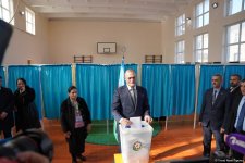 Кандидат от партии Национального фронта Рази Нуруллаев проголосовал на президентских выборах в Азербайджане (ФОТО)