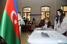 Наблюдается наплыв избирателей на участках, созданных в школе №132-134 в Баку (ФОТО/ВИДЕО)
