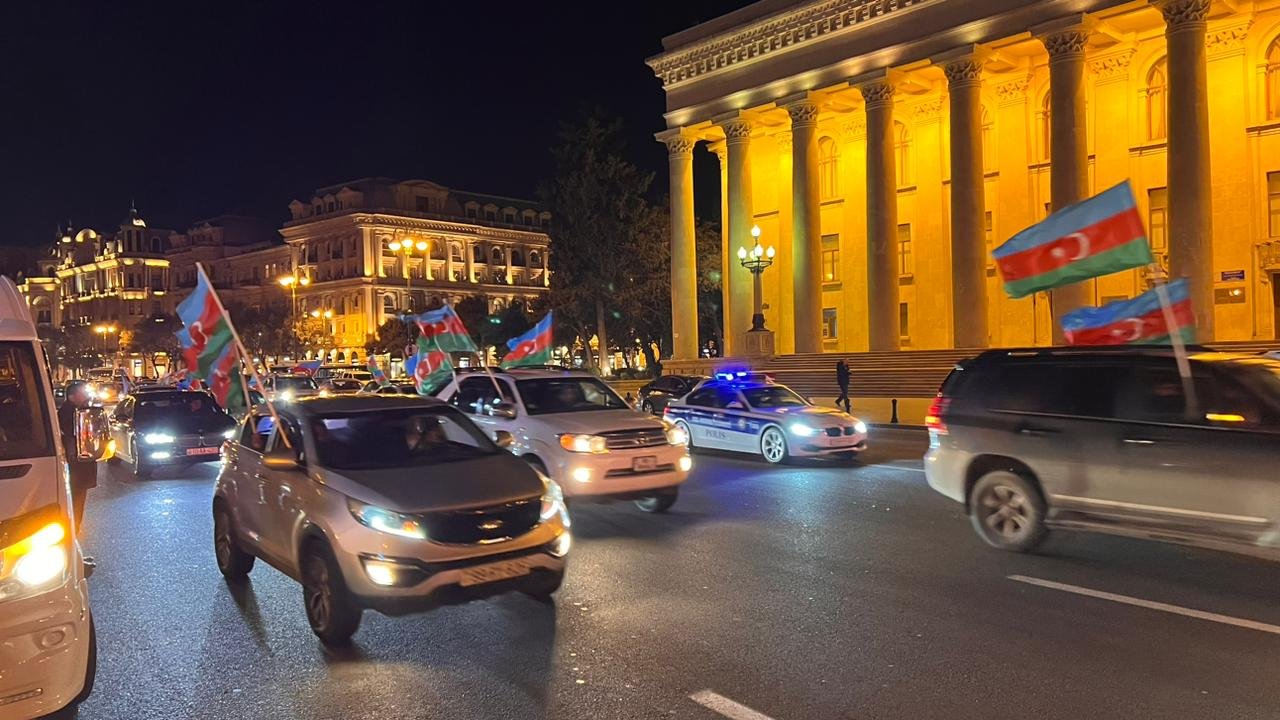 В Баку проходит праздничное шествие автомобилей в связи с победой Ильхама Алиева на президентских выборах (ФОТО/ВИДЕО)