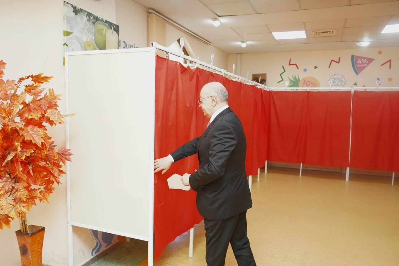 Глава МЧС Азербайджана проголосовал на президентских выборах (ФОТО)