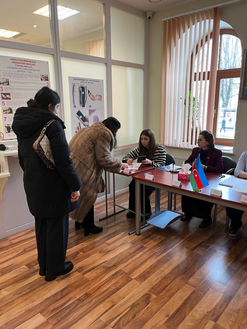Azerbaidžānas pilsoņi Latvijā izrāda savu entuziasmu par prezidenta vēlēšanām (foto)