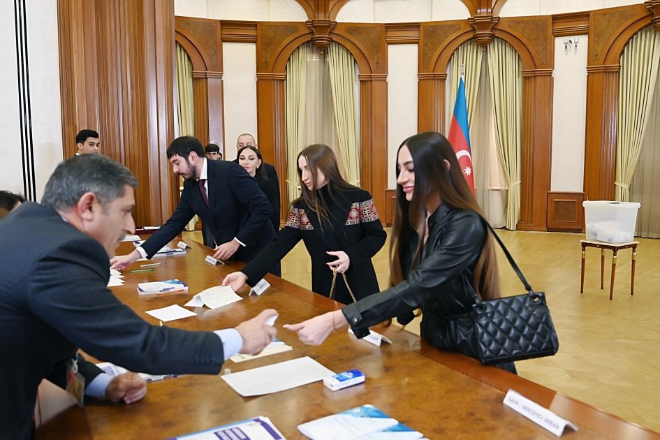 Президент Ильхам Алиев, Первая леди Мехрибан Алиева и члены их семьи проголосовали в Ханкенди (ФОТО/ВИДЕО)