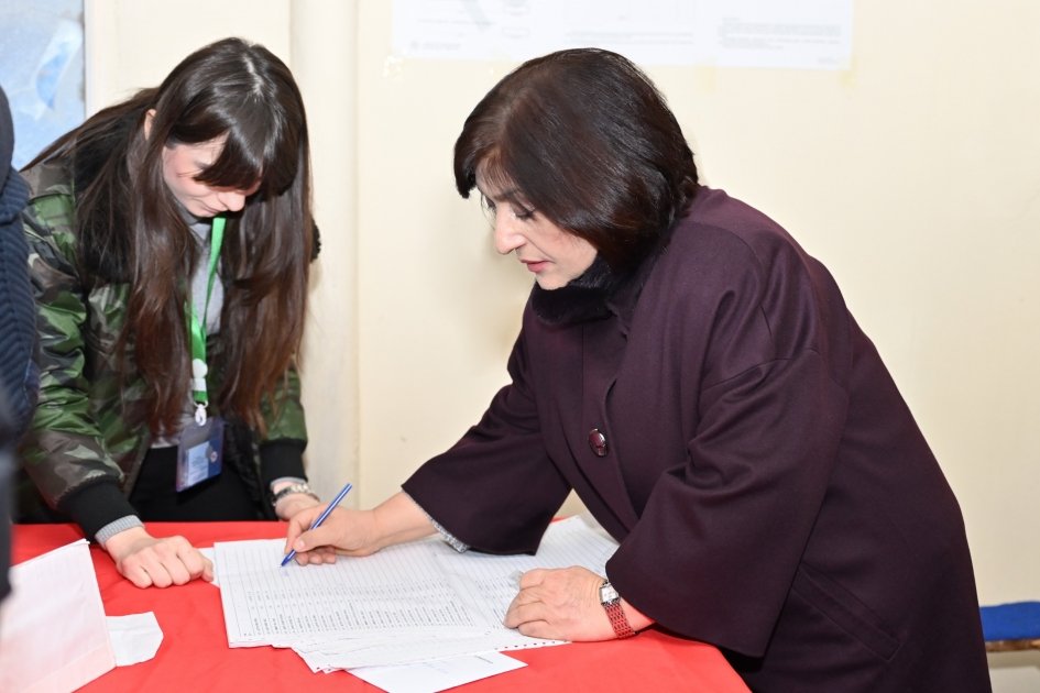 Спикер парламента Азербайджана проголосовала на президентских выборах (ФОТО)