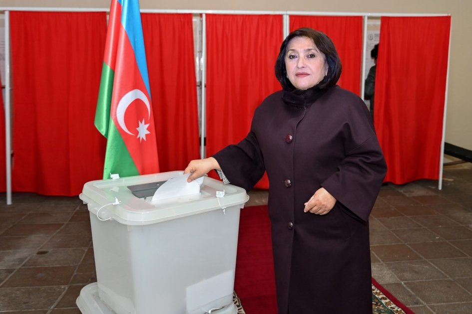 Спикер парламента Азербайджана проголосовала на президентских выборах (ФОТО)
