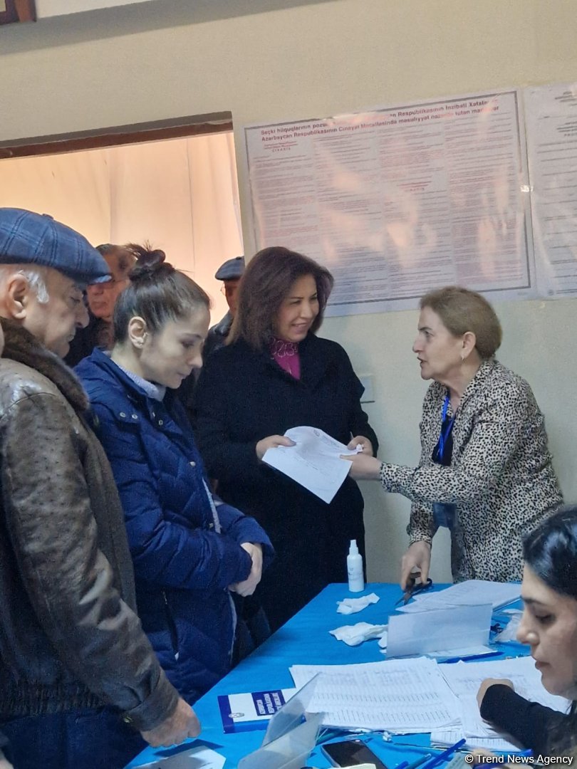Председатель Госкомитета Азербайджана по проблемам семьи, женщин и детей проголосовала на президентских выборах (ФОТО)