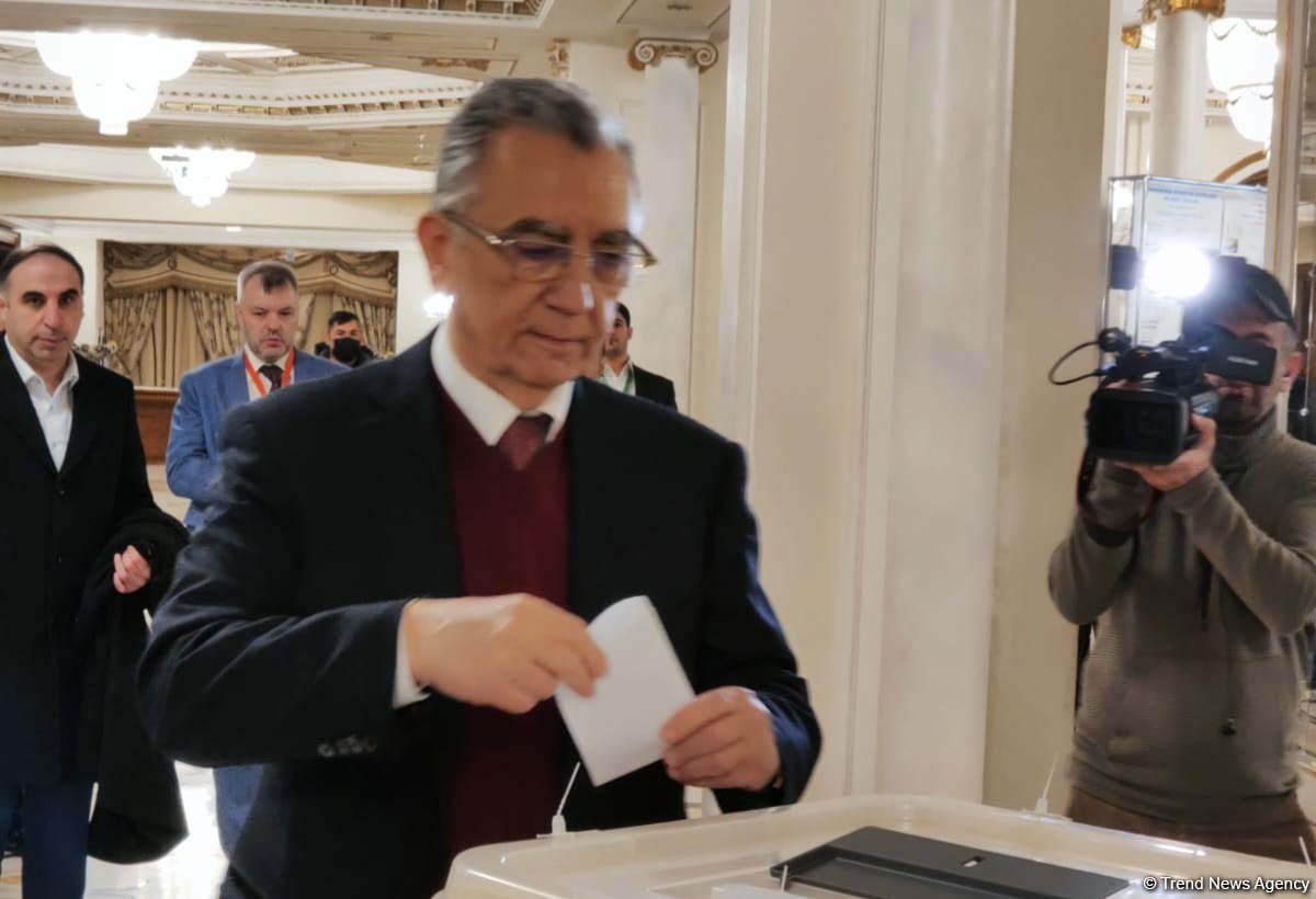 Head of Baku City Executive Power uses his right to vote in snap presidential election