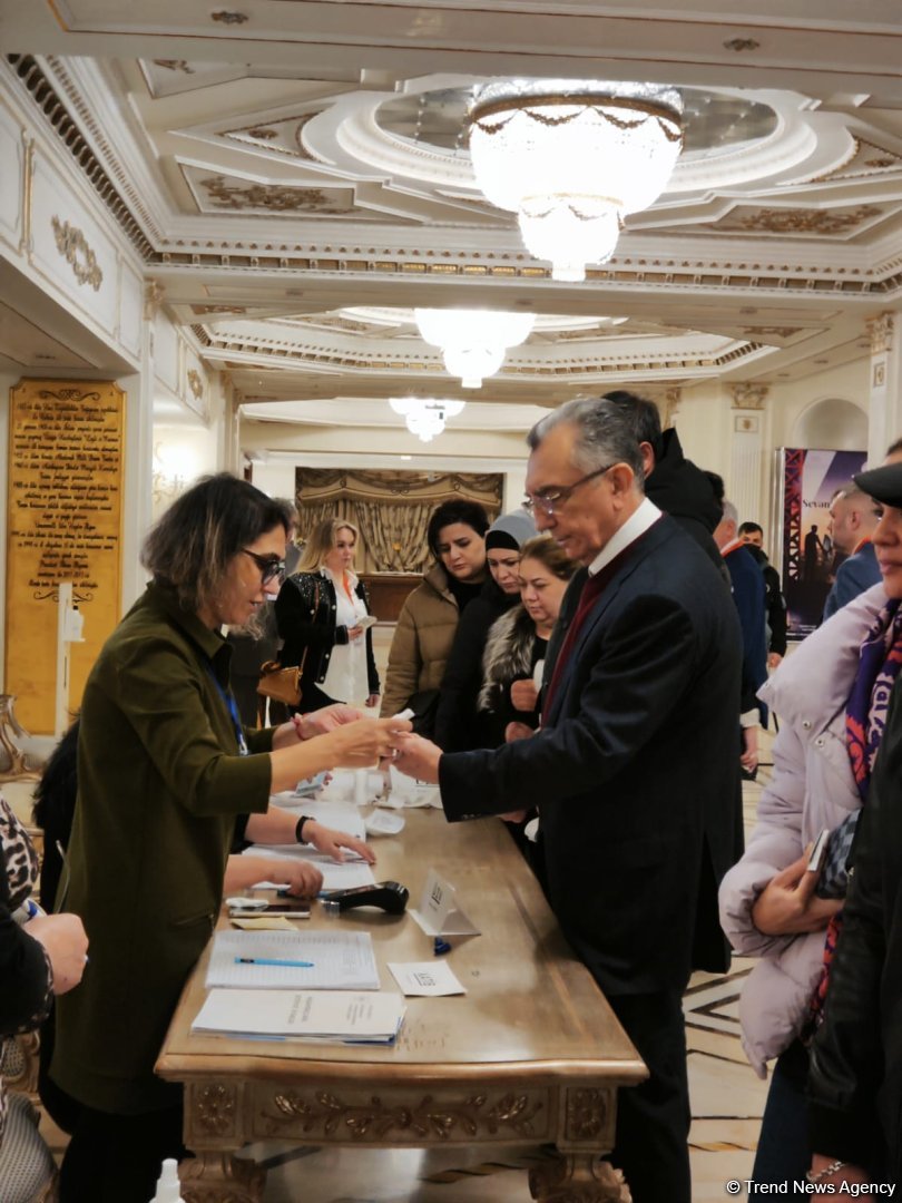 Глава Исполнительной власти Баку проголосовал на президентских выборах (ФОТО)