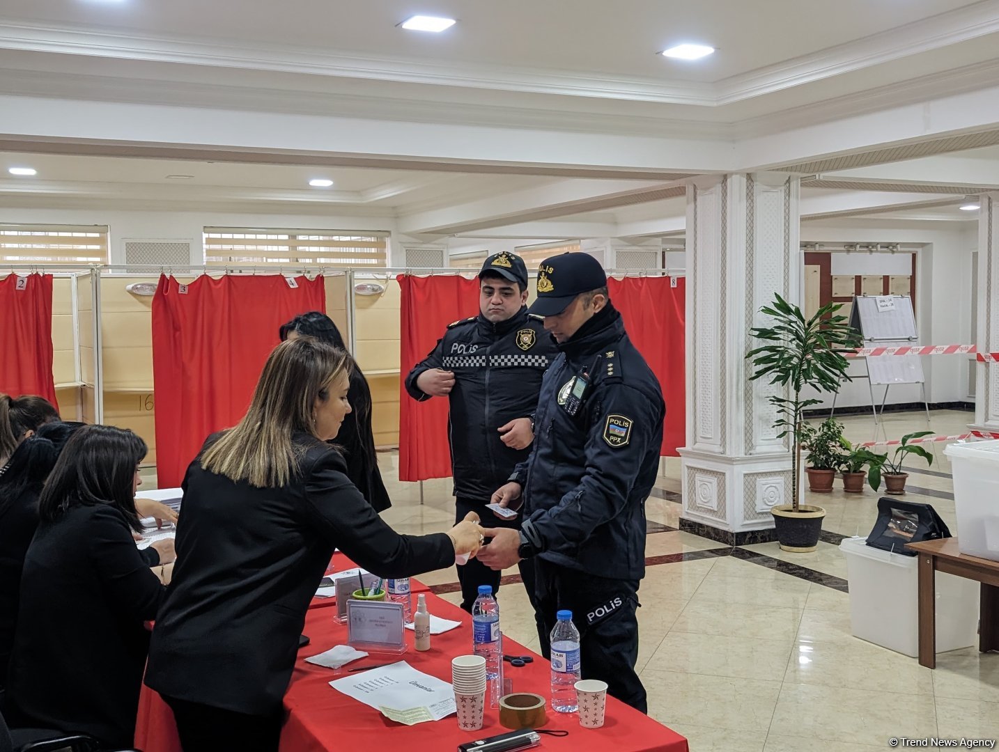 Police officers actively vote in extraordinary presidential election in Azerbaijan (PHOTO)