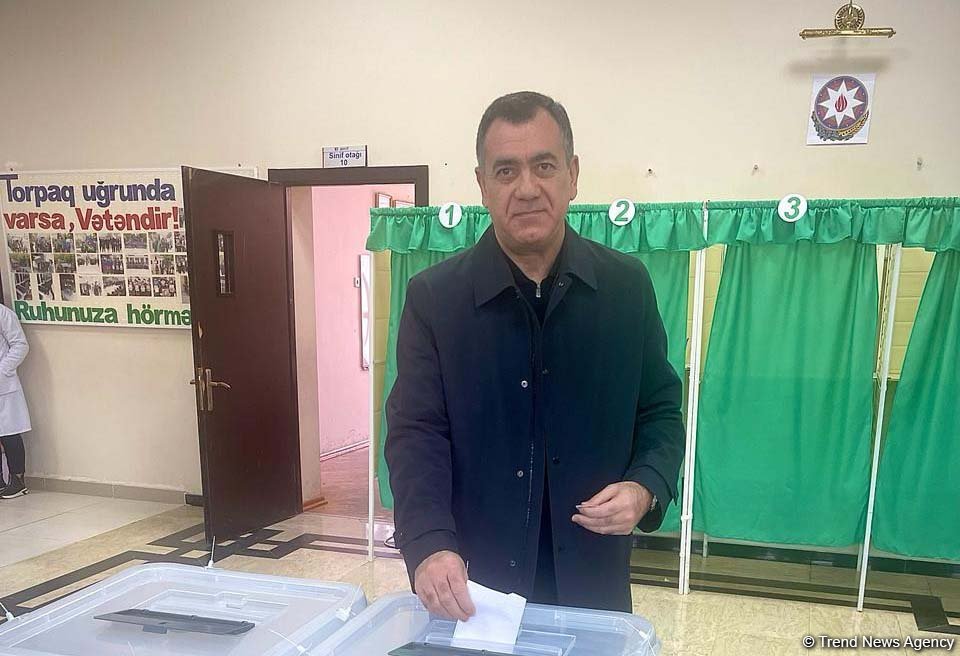 Кандидат от Партии Единого народного фронта Азербайджана Гудрат Гасангулиев проголосовал на президентских выборах