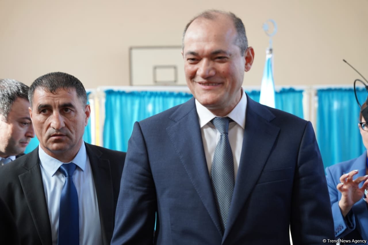 Кандидат от партии Национального фронта Рази Нуруллаев проголосовал на президентских выборах в Азербайджане (ФОТО)