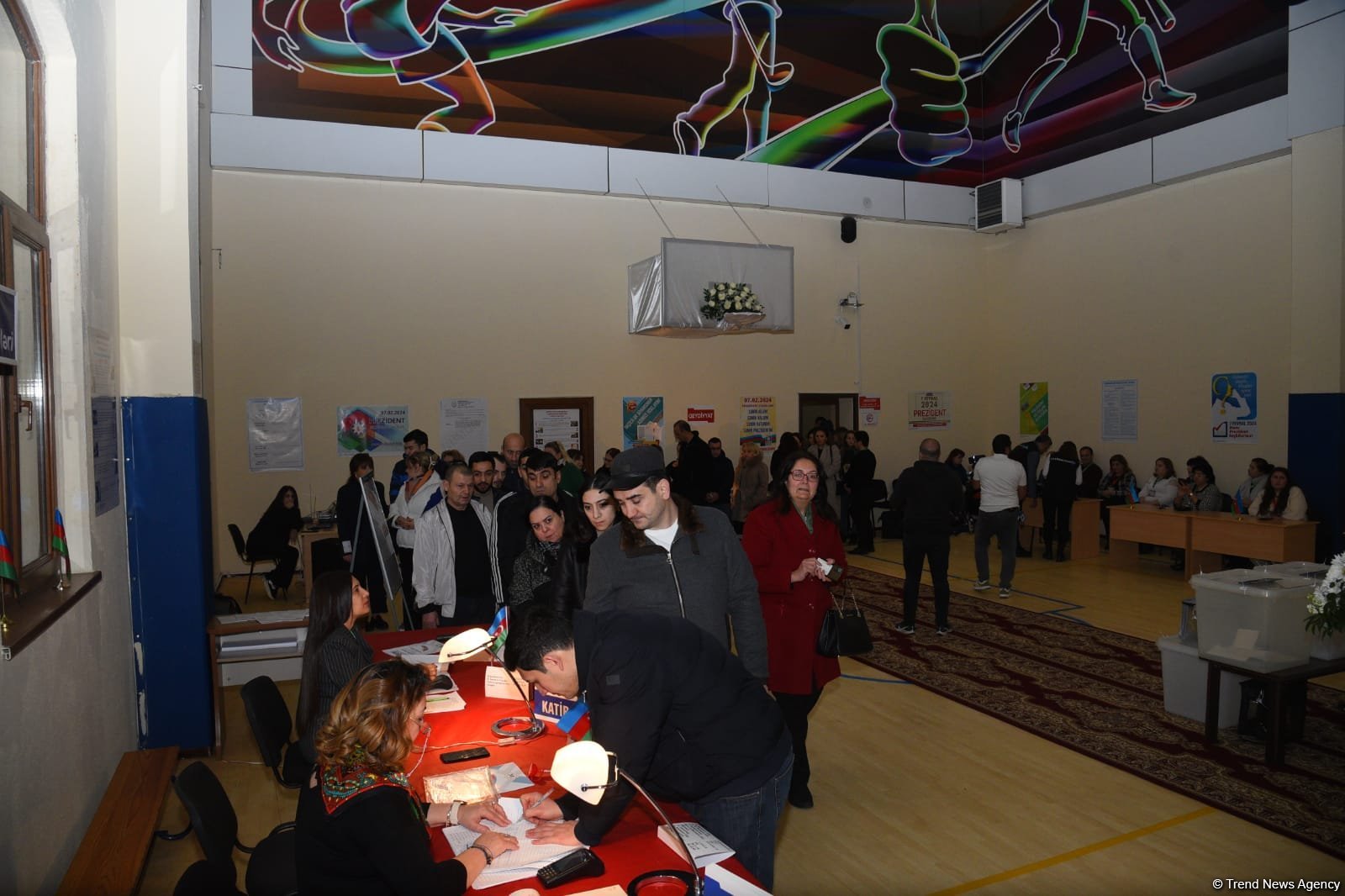 Voters flocking to polling stations established at School No. 132-134 in Baku (PHOTO/VIDEO)