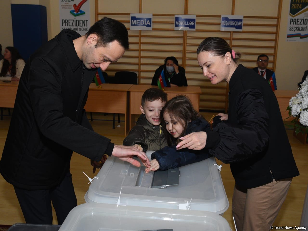Voters flocking to polling stations established at School No. 132-134 in Baku (PHOTO/VIDEO)