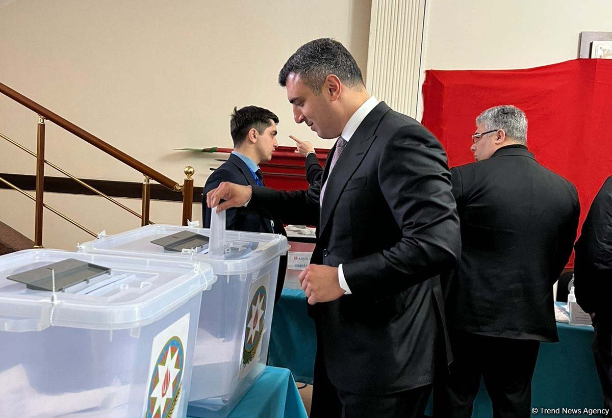 Председатель Центробанка Азербайджана проголосовал на президентских выборах