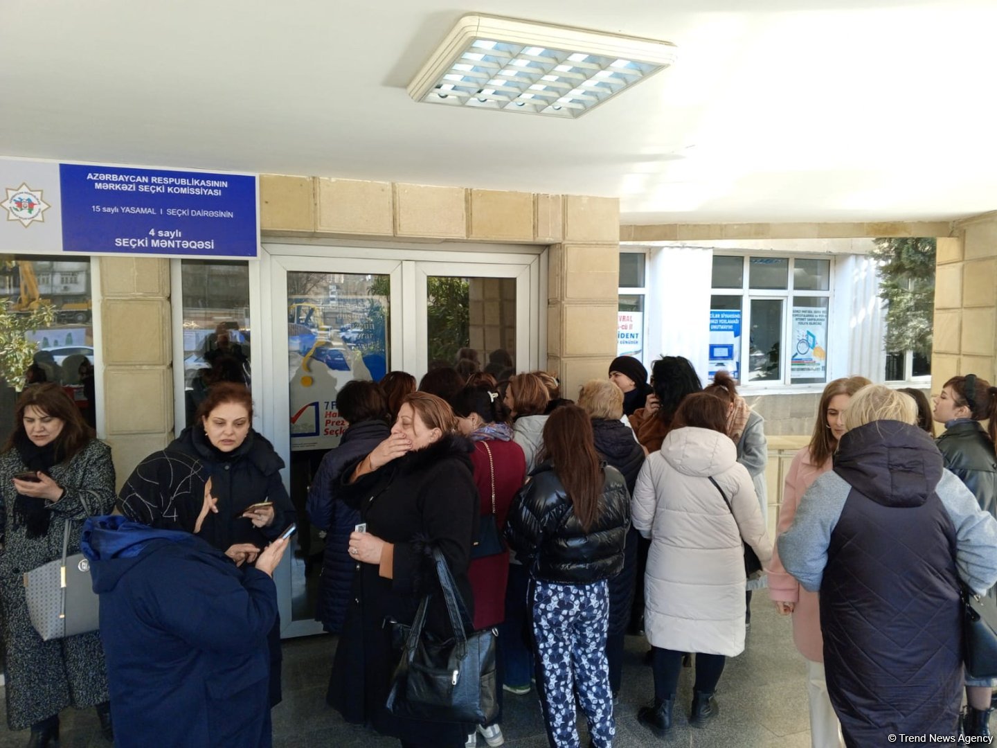 Избиратели Ясамальского района Баку продолжают активно голосовать на президентских выборах (ФОТО)