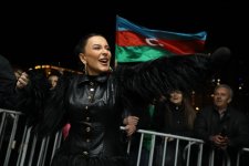 Baku locals carol election results huddling around Heydar Aliyev Center Park (PHOTO/VIDEO)