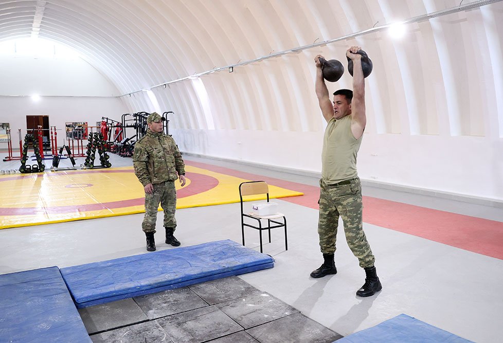 Azerbaijan's land forces pitch in kettlebell lifting championship (PHOTO)