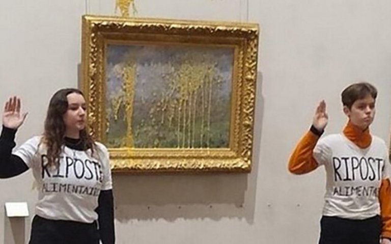 Во Франции активистки облили супом картину Клода Моне