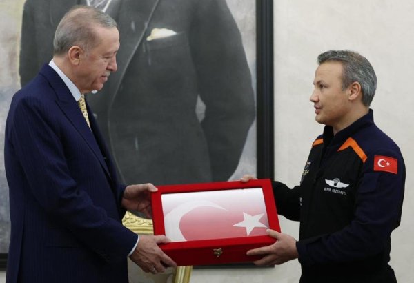 Эрдоган встретился с первым турецким астронавтом Альпером Гезеравджи