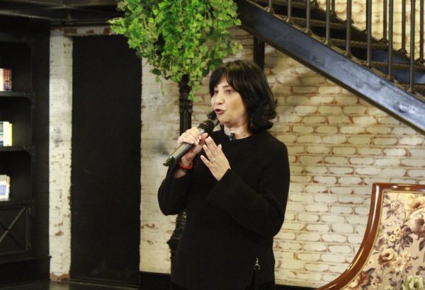 Рена Миргасымова-Фель выступила в Баку - увлекательный рассказ о загадочной стране (ФОТО)