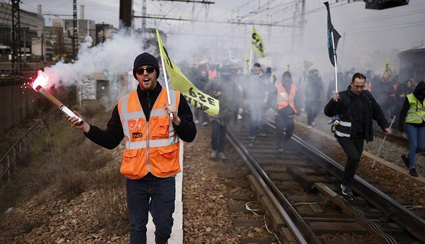 Parisdə dəmir yolu işçiləri tətilə hazırlaşırlar