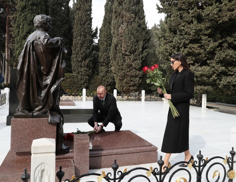 Президент Ильхам Алиев и Первая леди Мехрибан Алиева посетили могилу общенационального лидера Гейдара Алиева (ВИДЕО/ФОТО)