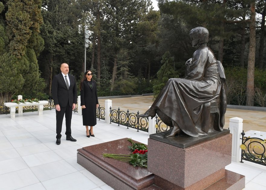 Президент Ильхам Алиев и Первая леди Мехрибан Алиева посетили могилу общенационального лидера Гейдара Алиева (ВИДЕО/ФОТО)